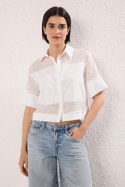 Trendyolmilla Beyaz Transparan detayl? k?sa kol crop Gomlek TWOSS25GO00170