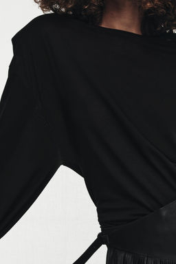 CAMISETA FLUIDA HOMBRERAS / Negro - Zara фото 2