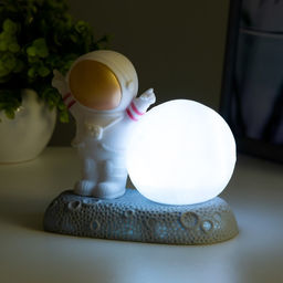 Фигурка светящаяся RISALUX «Крутой космонавт», LED-ночник, 2 Вт, RGB, от батареек 3×LR44, бело-золотой, 11×6×11 см