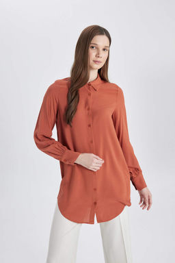 Рубашка-туника стандартного кроя с длинными рукавами