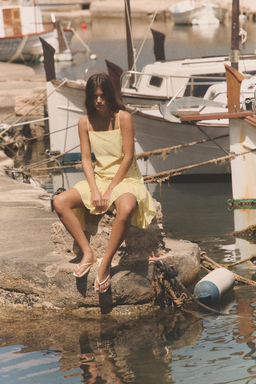VESTIDO POPEL?N CORDONES VOLANTES / Amarillo claro