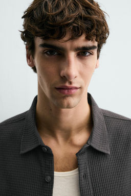CAMISA ESTRUCTURA BOLSILLO / Gris / Tostado