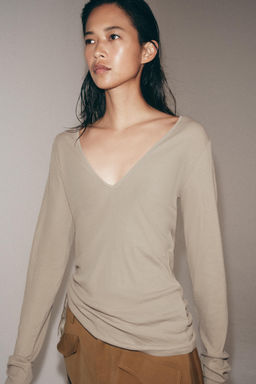 CAMISETA ESCOTE PICO LAZADAS / Marr?n / Topo - Zara фото 2