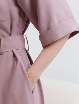 Платье-рубашка А-силуэта с поясом и карманами из плотного лиоцелла