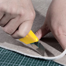 Нож канцелярский со сменным лезвием 18мм Материал корпуса ABS Вес 23 г / ZX4Zz / уп 48/