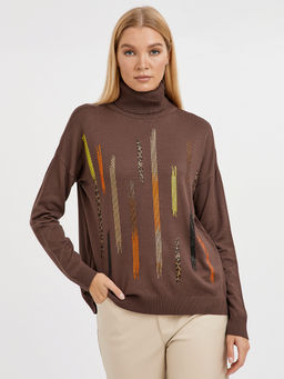водолазка женская в коричневом цвете со спущенной линией плеча и с элементами из страз