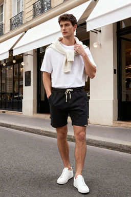 Siyah Regular/Normal Kesim Dokulu %100 Pamuklu Sort TMNSS24SR00022