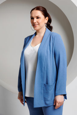 Жакет из плотной шелковистой ткани с жатой фактурой.