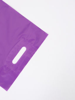 Цена за 50 шт. Пакет полиэтиленовый с вырубной ручкой, фиолетовый 30х40 см, 70 мкм