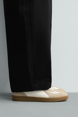 TRAINERS WITH CONTRAST SOLE