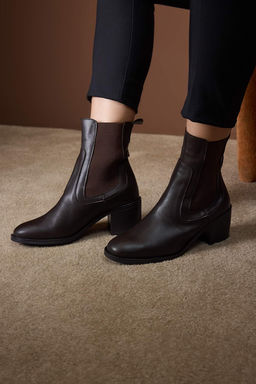 Kahverengi Kare BurunKad?n 8 cm Blok Topuklu Bot TAKAW26BO00114