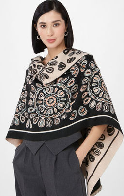 в составе ШЕРСТЬ и КАШЕМИР Большой, мягкий, теплый однотонный двусторонний палантин.