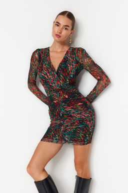 TRENDYOLMILLA Siyah Bask?l? Tul Buzgu/Drape Detayl? Vucuda Oturan V Yaka Mini Orme Kalem Elbise TWOAW24EL00548  фото 2