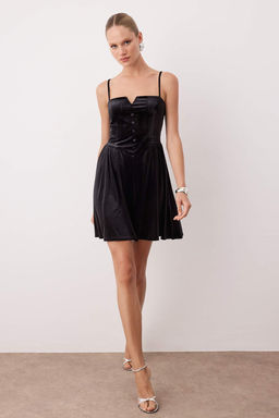 Siyah Duz Dugmeli Orme Kadife K?sa / Mini Astars?z Kokteyl Elbise TPRAW26EL00028