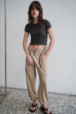 CAMISETA FRUNCES AJUSTABLES / Plomo