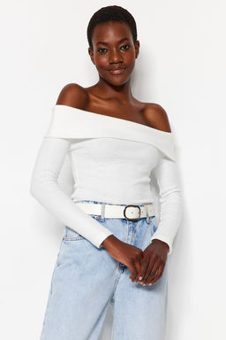 Trendyolmilla Ekru Triko Gorunumlu Carmen Yaka Fitted/Vucuda Oturan Crop Orme Madonna Yaka Bluz TWOAW24BZ00180