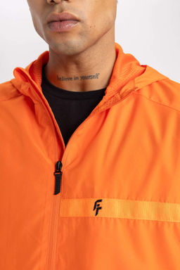 Водоотталкивающее пальто приталенного кроя с сетчатой подкладкой и капюшоном DeFactoFit  фото 5