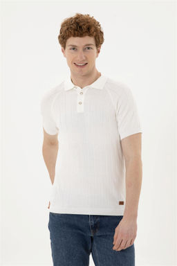 Мужской свитер цвета экрю