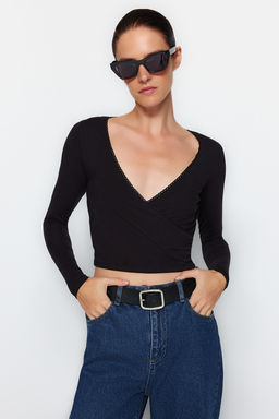 Siyah Derin Kruvaze Yaka Dantel Detayl? Uzun Kol Crop Pamuklu Esnek Orme Bluz TWOAW24BZ00291