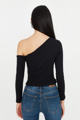Siyah Fitted/Vucuda Oturan Asimetrik Yaka Omzu Ac?k Fitilli Esnek Orme Bluz TWOAW23BZ00088