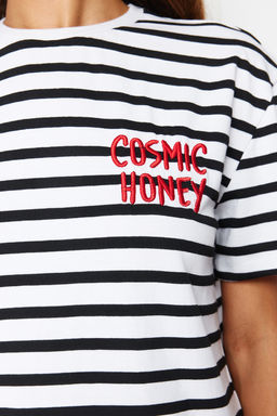 TRENDYOLMILLA K?rm?z? Cizgili Slogan Nak?s Detayl? Relaxed/Rahat Kesim Orme T-Shirt TWOSS24TS00053  фото 5