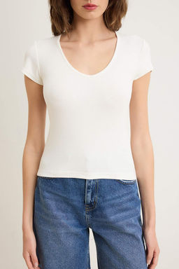 Ekru Duz Fitted V Yaka Ay Kol K?sa Yumusak Orme T-Shirt TWOSS26TS00243 - Trendyolmilla фото 3