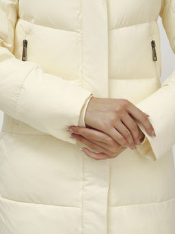 Пальто утепленное стеганное зимнее с капюшоном женское светло-бежевого цвета 9636_1SB - Mtforce фото 17