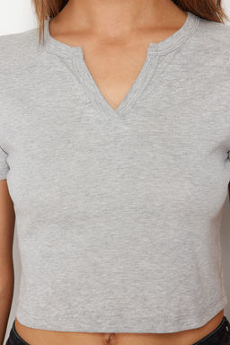 Gri Melanj %100 Pamuk V Yaka Detayl? Vucuda Oturan Crop Esnek Orme T-Shirt TWOSS24TS00194 - Trendyolmilla фото 5