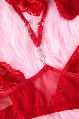 K?rm?z? Dantelli Jartiyerli ve Corapl? Ip Ask?l? Kaps?z Orme Ic Camas?r? Tak?m? THMAW24CC00013