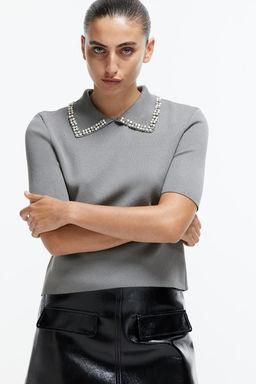 Top de punto con cuello decorativo