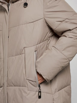 Пальто утепленное молодежное зимнее женское бежевого цвета 52363B