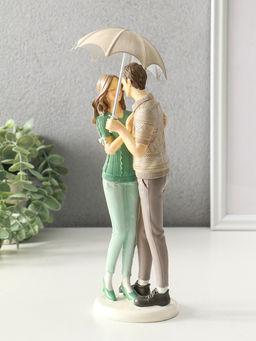 Фигура полистоун Влюблённые в вязанных джемперах, под зонтом, 8.5?9.5?25.5 см
