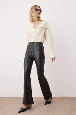 Siyah Suni Deri Flare Pantolon TWOAW26PL00069