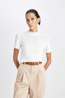 Женская приталенная футболка с короткими рукавами и полуводолазкой в рубчик с вышивкой