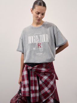 Оверсайз футболка с эффектом стирки и принтом / Zarina