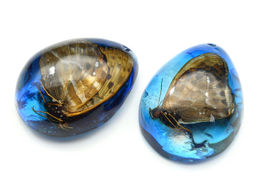 Кулон из янтаря искусственного капля 43*55мм Бабочка, цв.синий