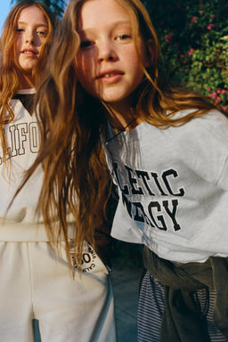 CAMISETA VARSITY TEXTO / Gris vigor?
