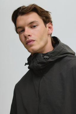Chaqueta cortavientos con capucha - H&m фото 11