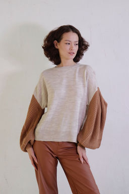 10494 Джемпер с объёмными рукавами