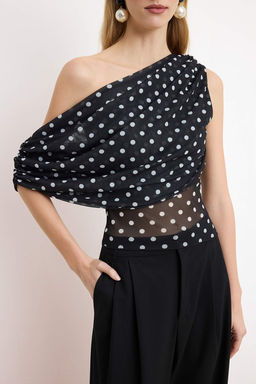 Siyah-Beyaz Asimetrik Yaka Puantiyeli Party Bluz TPRSS26BZ00027 - Trendyolmilla фото 3