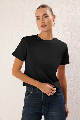Siyah Kal?n Pamuklu Tok Kumasl? Bisiklet Yaka K?sa Kol Regular Kesim Orme T-Shirt TWOSS25TS00002