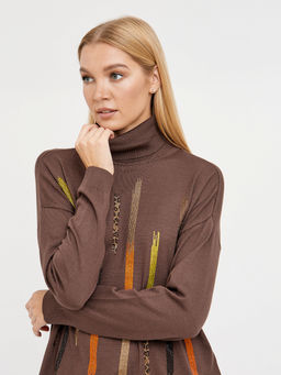 водолазка женская в коричневом цвете со спущенной линией плеча и с элементами из страз - Glenfield фото 5