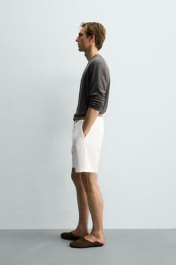 BERMUDA REGULAR FIT PLIEGUES / Blanco roto