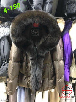 Зимняя женская куртка с капюшоном и мехом