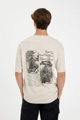 Футболка свободного покроя с круглым вырезом и короткими рукавами с принтом на спине