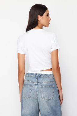 Beyaz Fiyonk Detayl? Crop K?sa Kollu Bisiklet Yaka Esnek Orme T-Shirt TWOSS24TS00248