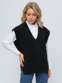 Жилет черного цвета с V-образным вырезом