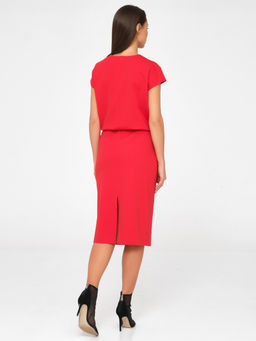 Платье со спущенным плечом