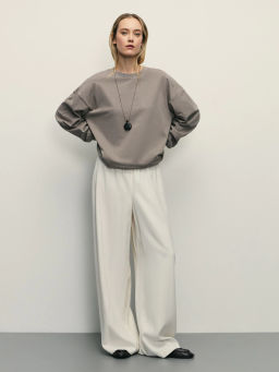 Лонгслив оверсайз с манжетами и принтом на рукаве / Zarina  фото 2