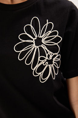 TRENDYOLMILLA Siyah %100 Pamuk Regular/Normal Kal?p Cicek Nak?sl? Orme T-Shirt TWOSS25TS00028  фото 8